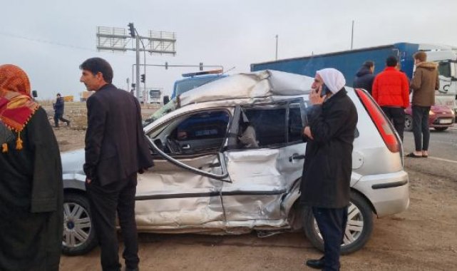 Diyarbakır'da TIR ile otomobil çarpıştı; 1'i ağır 6 yaralı