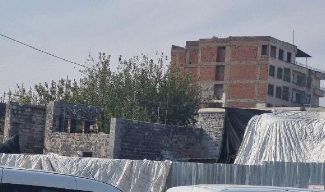 Diyarbakır'da üzerine inşaat iskelesi düşen işçi öldü