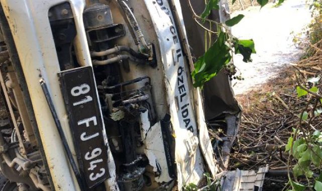 Düzce'de çöp kamyonu devrildi; 2 işçi yaralı