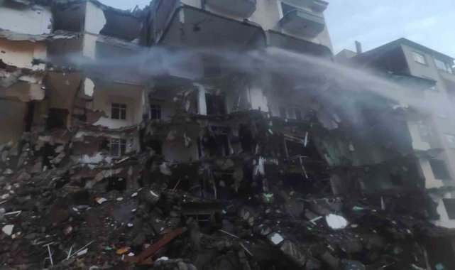 Elazığ'da ilginç görüntü: Büyük kısmı yıkılan binanın 7. katı ayakta kaldı