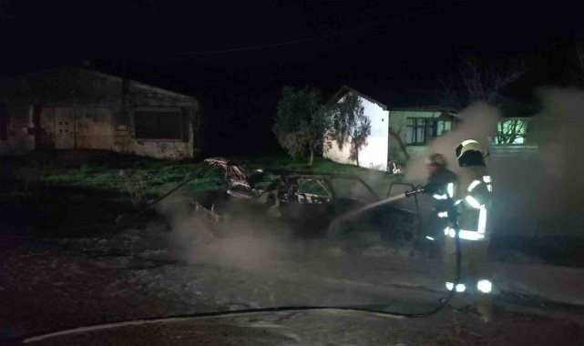 Elektrik kontağından çıkan yangın aracı küle çevirdi