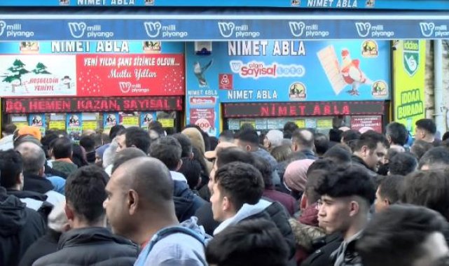 Eminönü'nde metrelerce uzanan yılbaşı bileti kuyruğu