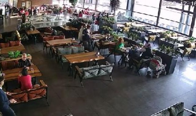 Emniyet Müdür Yardımcısı, boğazına yemek kaçan kadını Heimlich manevrasıyla kurtardı; o anlar kamerada
