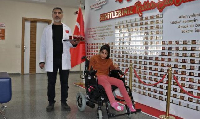 Engelli 3 çocuğundan Merve'yi, çalıştığı kuruma götürüp sosyalleşmesini sağlıyor