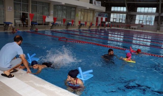 Engelli çocukların havuzda yüzme hayalini gerçekleştiriyorlar