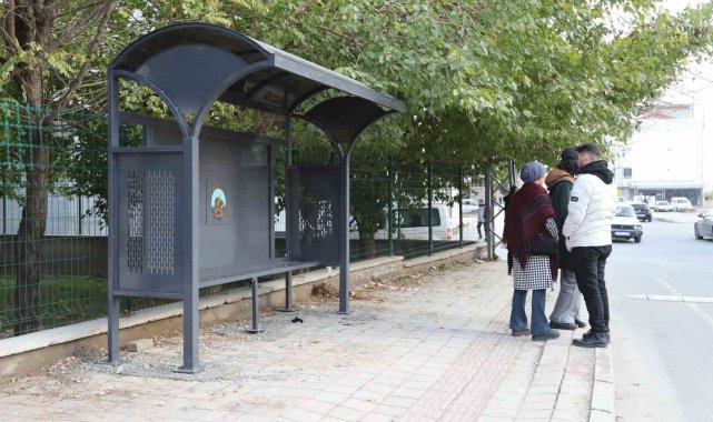 Ergani'de soğuk havalar nedeniyle duraklar yenileniyor