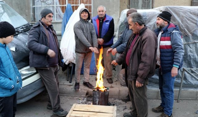 Erzincan'da soğuk havalar pazar esnafına soba kurdurdu