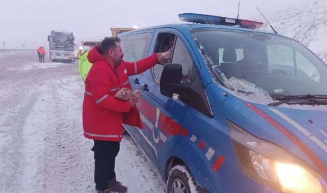 Erzurum ve Kars'ta kar yağışı etkili oldu; yollarda mahsur kalan sürücülere yiyecek dağıtıldı