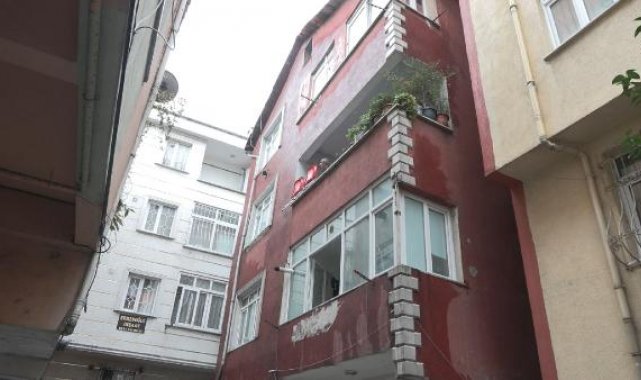 Esenler'de deprem sonrası hasar ihbarı yapılan bina incelendi