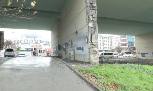 Esenyurt'ta beton parçaları düşen köprü tehlike saçıyor