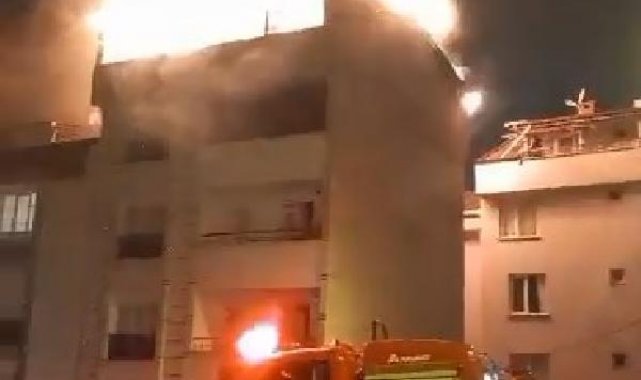 Esenyurt'ta 5 katlı binanın çatısı alevlere teslim oldu