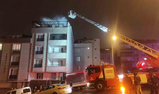 Esenyurt'ta binanın çatısı alev alev yandı