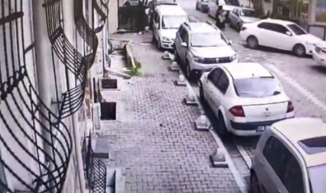 Esenyurt'ta çocuğuyla yürüyen kadına otomobille yanaşıp tacizde bulunan şüpheli yakalandı