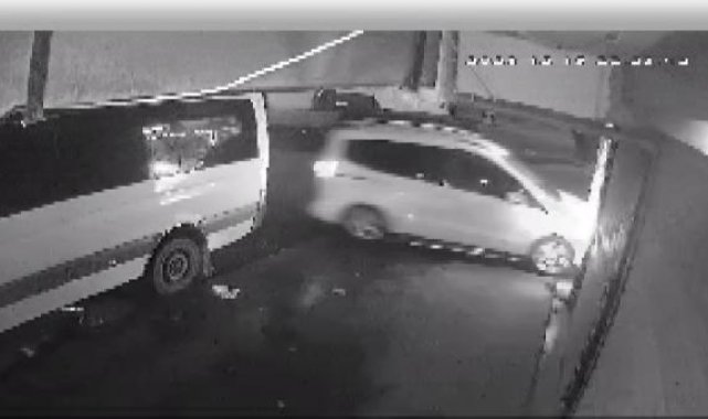 Esenyurt'ta hafif ticari aracın dükkana girdiği anlar kamerada