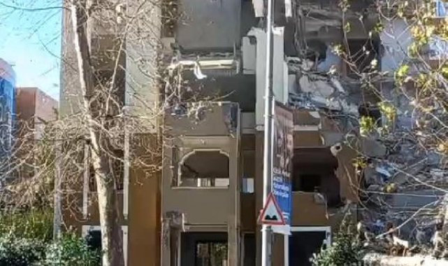 Esenyurt'ta yıkım sırasında bina caddeye çöktü -1