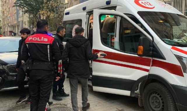 Eşiyle tartışıp kendini bıçakladı