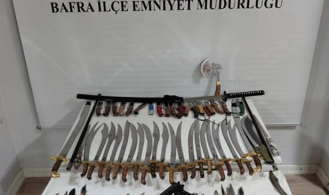 Evinde 24 kılıç ele geçirildi