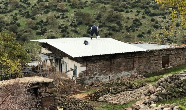 Evlerinin çatısı uçan ailenin imdadına Yunusemre Belediyesi yetişti