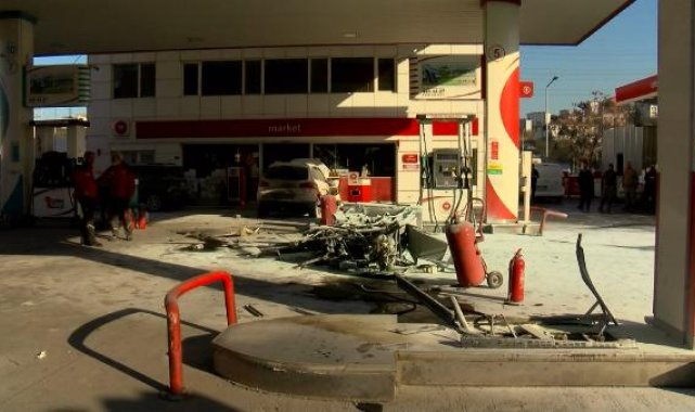 Eyüpsultan'da akaryakıt istasyonunda pompaya otomobil çarptı