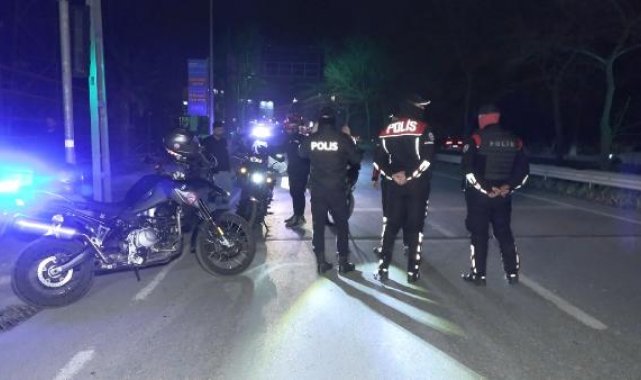 Eyüpsultan'da asayiş denetimi; araçtan atılan kanlı silah bulundu