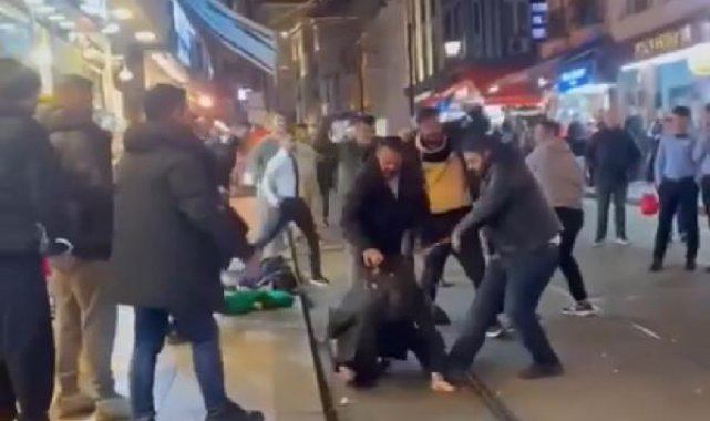 Fatih'te iki grup arasında çıkan kavgada tekme ve sopalar havada uçuştu
