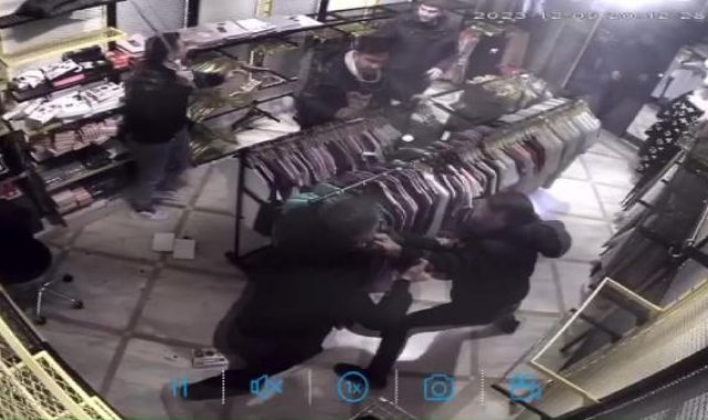 Fatih'te iki grup arasında çıkan kavgada tekme ve sopalar havada uçuştu