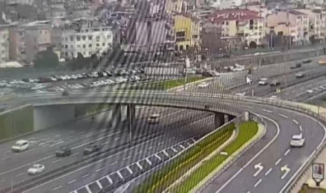 Fatih'te otomobilin motosikletli kuryeye çarpma anı kameraya yansıdı