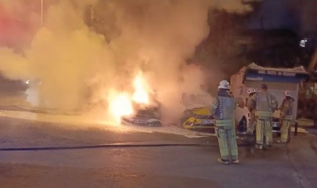 Fatih'te park halindeki ticari taksi ve otomobil alev alev yandı