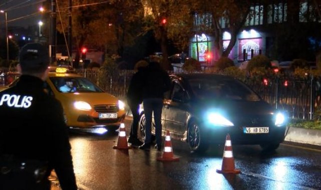 Fatih'te polis ekiplerinin yaptığı denetimde kaçak göçmenler yakalandı