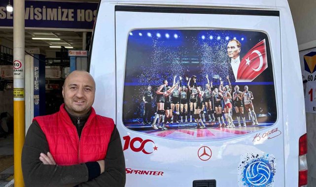 Filenin Sultanları'na ait posteri aracında taşıyor
