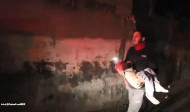 Filistin Kızılayı ekiplerinin saldırı bölgesinden yaralıları taşıdığı anlar kamerada