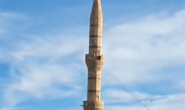 Fırtınada hasar gören caminin minaresi kontrollü olarak yıkıldı