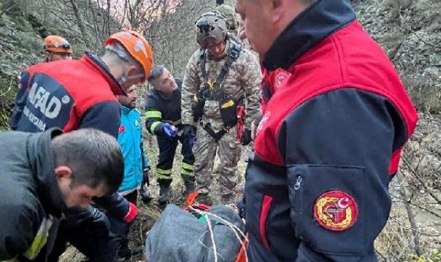 Fotoğraf çekmek isterken kayalıklardan uçuruma yuvarlandı, askeri helikopterle kurtarıldı