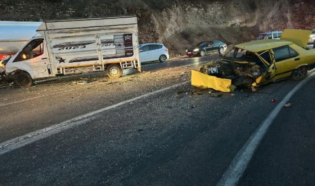 Gaziantep'te otomobil ile kamyonet çarpıştı; 2 yaralı