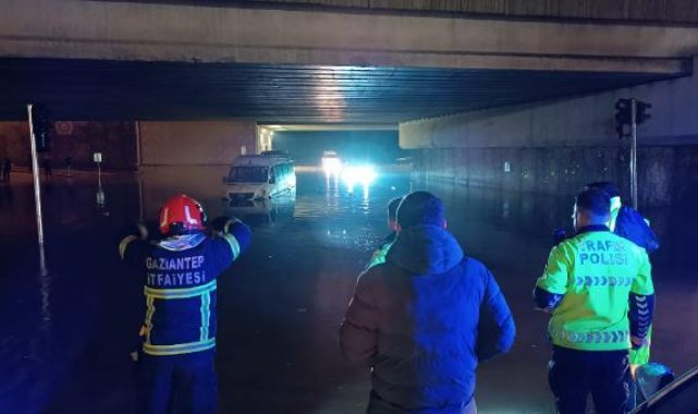 Gaziantep'te sağanak; cadde ve sokaklar suyla doldu