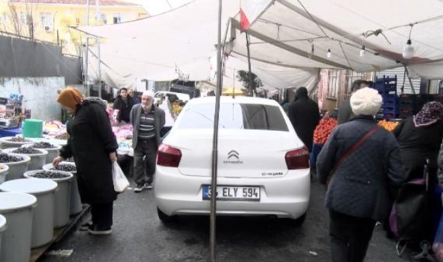 Gaziosmanpaşa'da pazarda unutulan araçlar yüzünden esnaf tezgah açamadı
