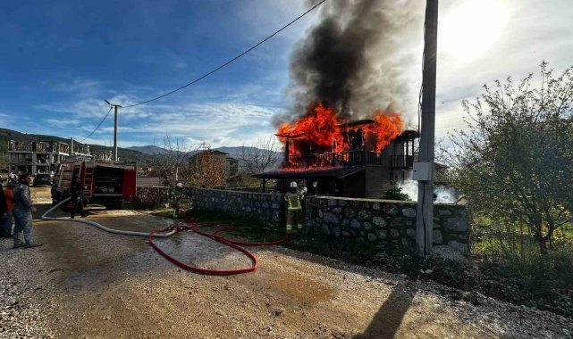 Gemlik'te iki katlı ev alevlere teslim