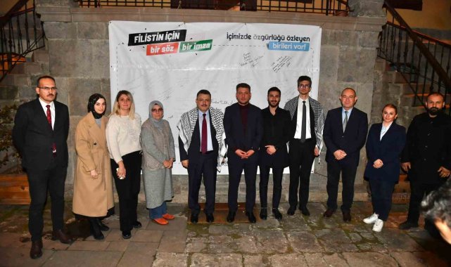 Genç, Filistinli öğrencilerle buluştu