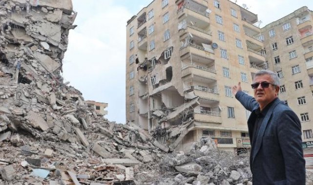 Güçlendirilecek 7 katlı binanın 5 katı, yandaki bina yıkılırken hasar gördü