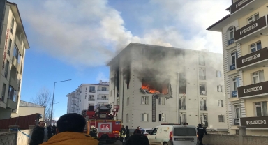 GÜNCELLEME - Kars'ta bir binada meydana gelen patlamada 3 kişi yaralandı