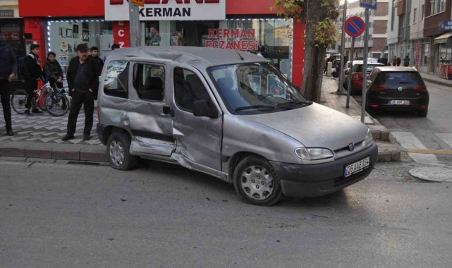 Hafif ticari araç ile minibüsün çarpıştığı kazada maddi hasar oluştu