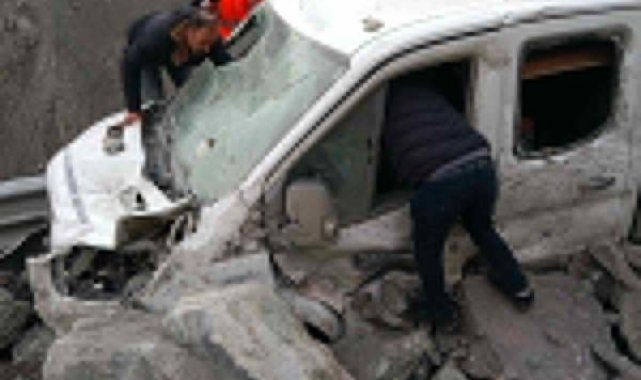 Hakkari-Van kara yolunda heyelan; kamyonetteki 3 kişi yaralandı