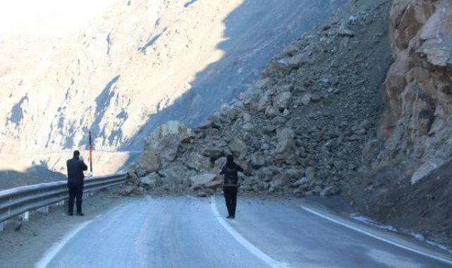 Hakkari-Van kara yolunda heyelan; kamyonetteki 3 kişi yaralandı