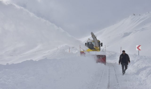 Hakkari'de karla mücadele çalışması