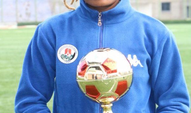 Hakkarigücü'nün kadın futbolcusu Manga'ya ülkesi Kamerun'da 'Altın Top' ödülü