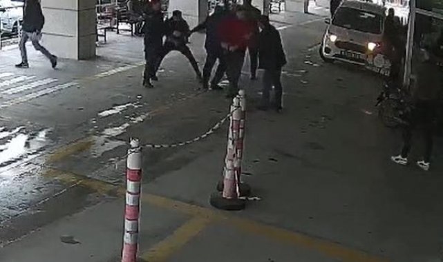 Hastane önündeki kavgada tabanca çeken şüpheliyi jandarma etkisiz hale getirdi; o anlar kamerada