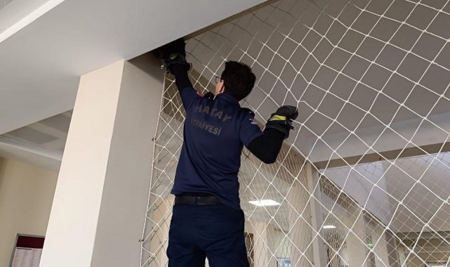 Hatay'da fileye takılan kediyi itfaiye kurtardı