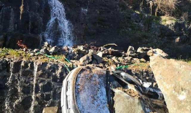 Heyelanda park halindeki cipin üzerine kaya düştü; 40 saniye ile ölümden döndü