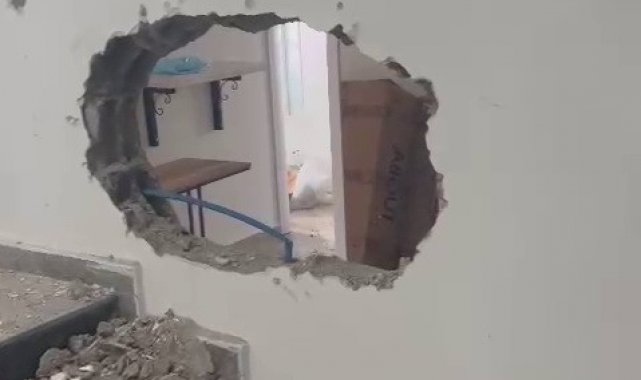 Hırsızlar duvarı delip içeriye girdi