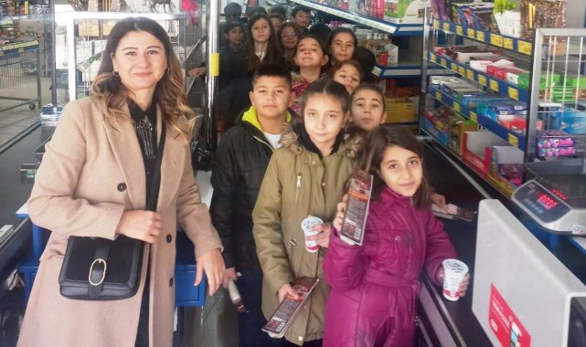 Hisarcık'ta ilkokul öğrencileri market alışverişi yaptı